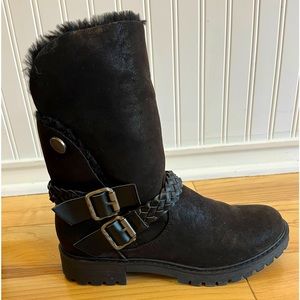 Boots black size 9 Blowfish boot w fur lined inside.